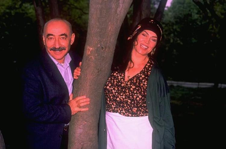 İkinci Baharın yıldızları yıllar sonra aynı karede Pozlarına beğeni yağdı