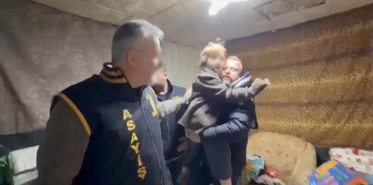 KIYAFET VE ÇÖP YIĞINLARI ARASINDA BULUNDU