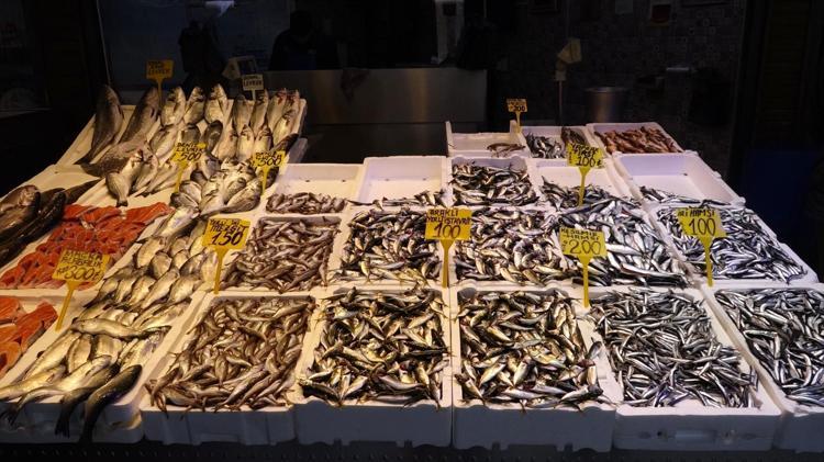 İftar sofralarının gözdesi somon ve istavrit oldu Bolluk ve bereket devam ediyor
