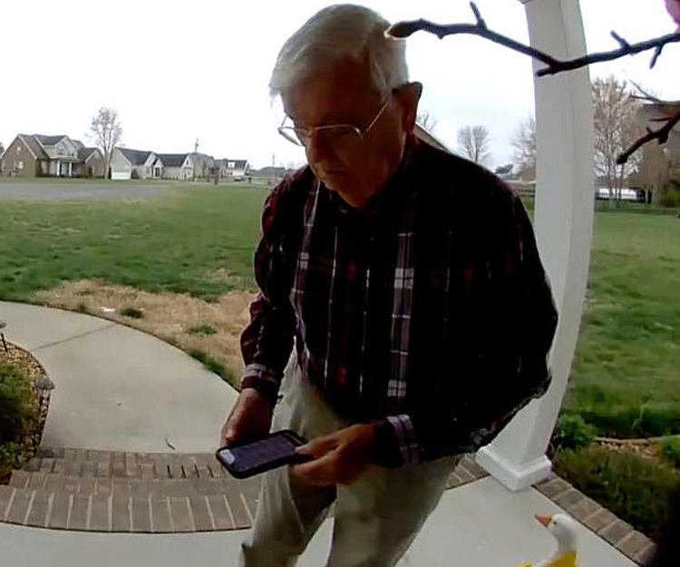 78lik kuryeye yardım piyangosu Kahve siparişi götürdü, açılan kapı emekli etti