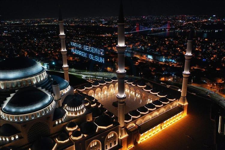 KADİR GECESİ KANDİL Mİ 2026 Bugün kandil mi 16 Mart 2026 Pazartesi bugün ne kandili Diyanet kandil takvimi ile Kadir Gecesi tarihi ne zaman Kadir Gecesi kandil mi sayılıyor 2026 kandil günleri takvimi