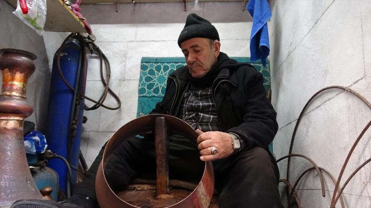 MESLEĞİNİ GELENEKSEL YÖNTEMLERLE SÜRDÜRÜYOR