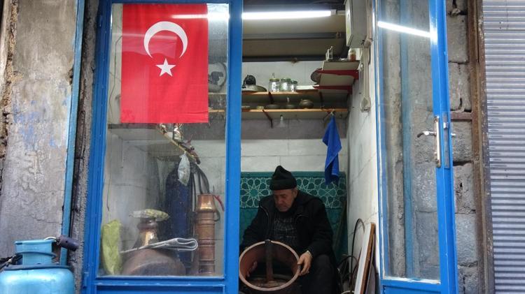 Bakırcılar Çarşısının en yaşlısı konuştu 85 yaşındaki çınar çekicini elinden düşürmüyor