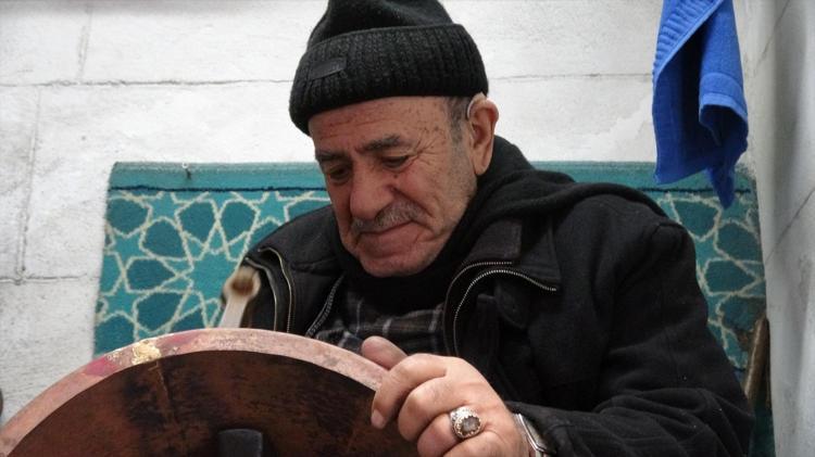 Bakırcılar Çarşısının en yaşlısı konuştu 85 yaşındaki çınar çekicini elinden düşürmüyor