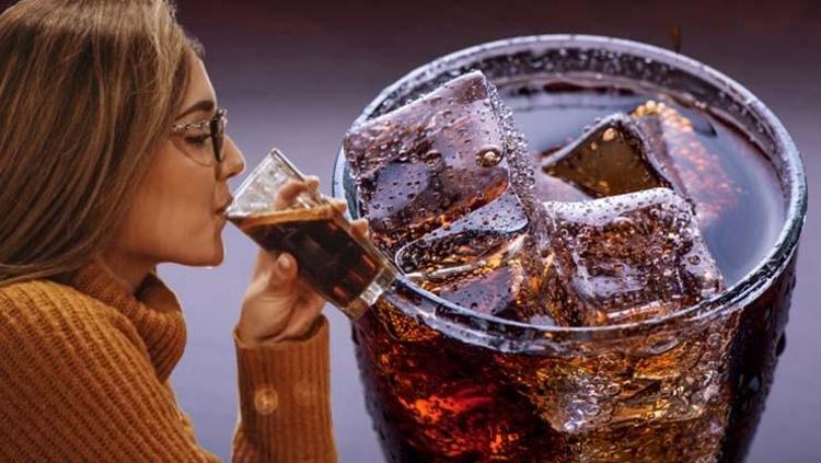 Bardak bardak içiyoruz ama sağlığımızı yerle bir ediyor Özellikle ergenleri etkiliyor, riski yüzde 34 artırıyor
