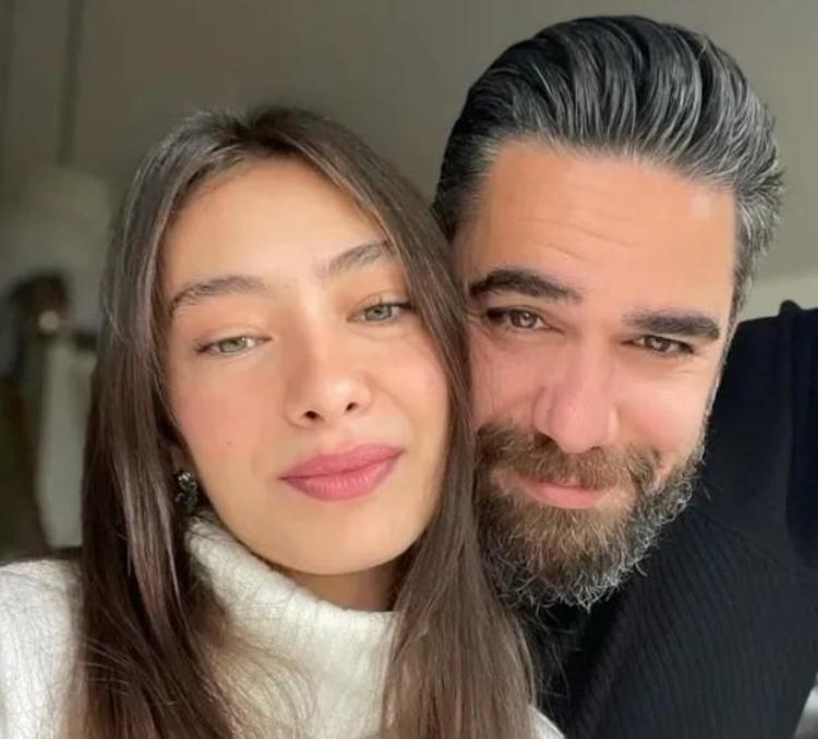 Kadir Doğulu ve Neslihan Atagül aile tatilinde Minik Aziz sosyal medyayı mest etti