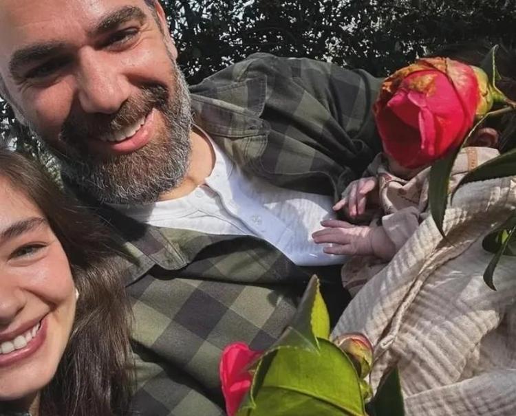 Kadir Doğulu ve Neslihan Atagül aile tatilinde Minik Aziz sosyal medyayı mest etti
