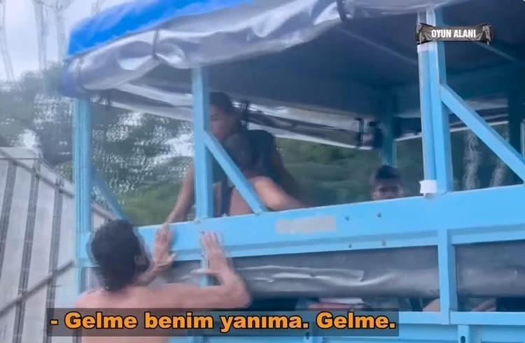 ÜSTÜNÜ YIRTTI
