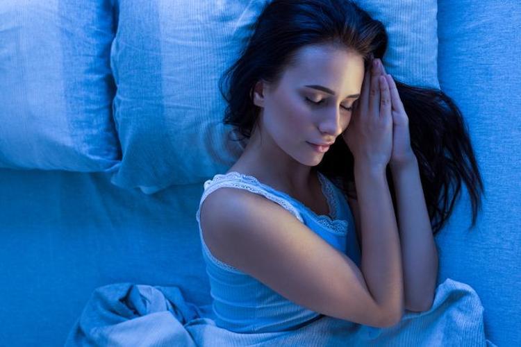 EN BÜYÜK CİLT DÜŞMANI: YAN VE YÜZÜSTÜ YATMAK