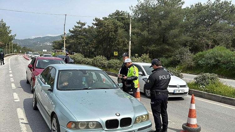 Türkiye yollara döküldü Bayram tatili için herkes akın etti: Kente girişte 2 kilometrelik araç kuyruğu