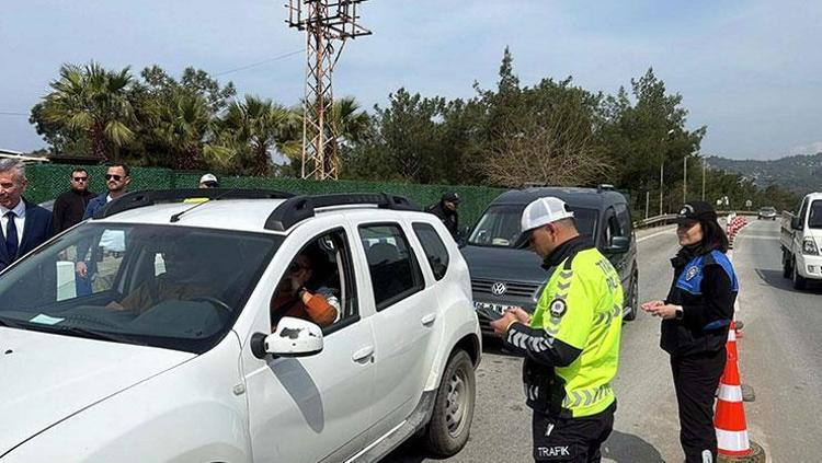 Türkiye yollara döküldü Bayram tatili için herkes akın etti: Kente girişte 2 kilometrelik araç kuyruğu