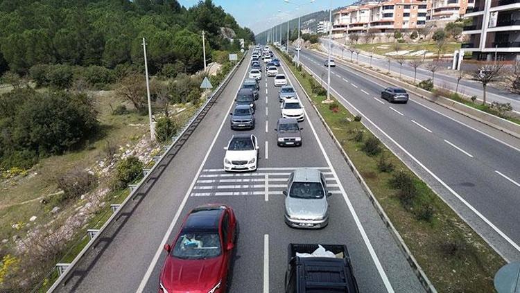 Türkiye yollara döküldü Bayram tatili için herkes akın etti: Kente girişte 2 kilometrelik araç kuyruğu