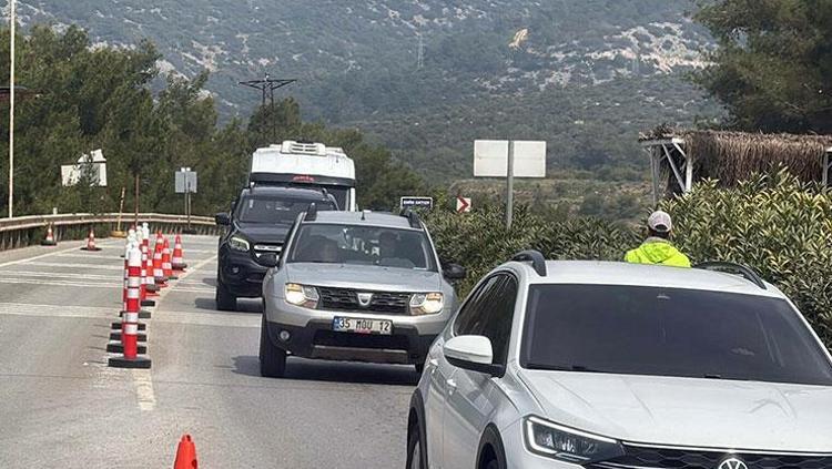 Türkiye yollara döküldü Bayram tatili için herkes akın etti: Kente girişte 2 kilometrelik araç kuyruğu