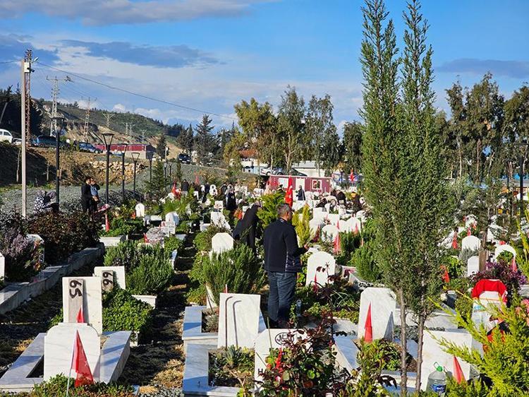 DEPREMDE AİLESİNİ KAYBETTİ