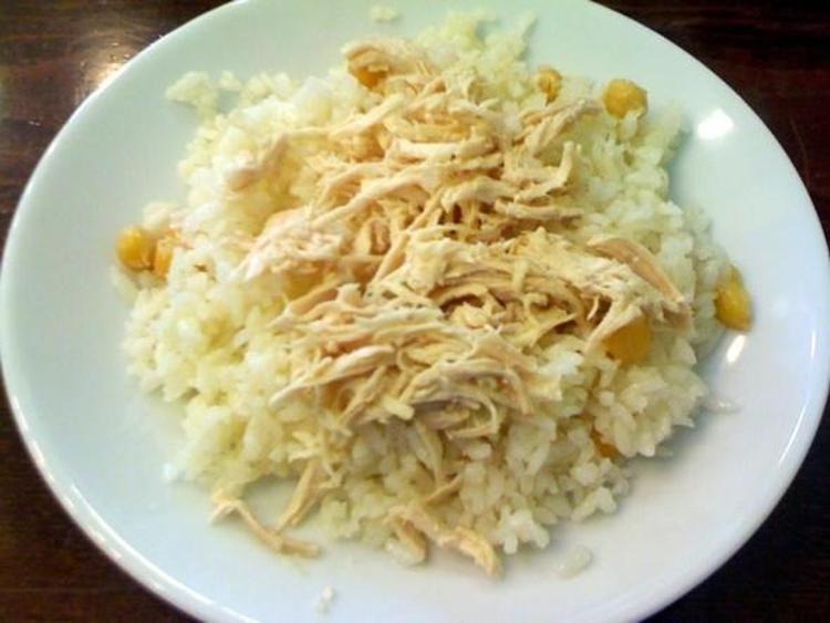 Hem tane tane hem de leziz tavuklu pilav tarifi Kar gibi beyaz oluyor ve taneleri kaşıktan dökülüyor