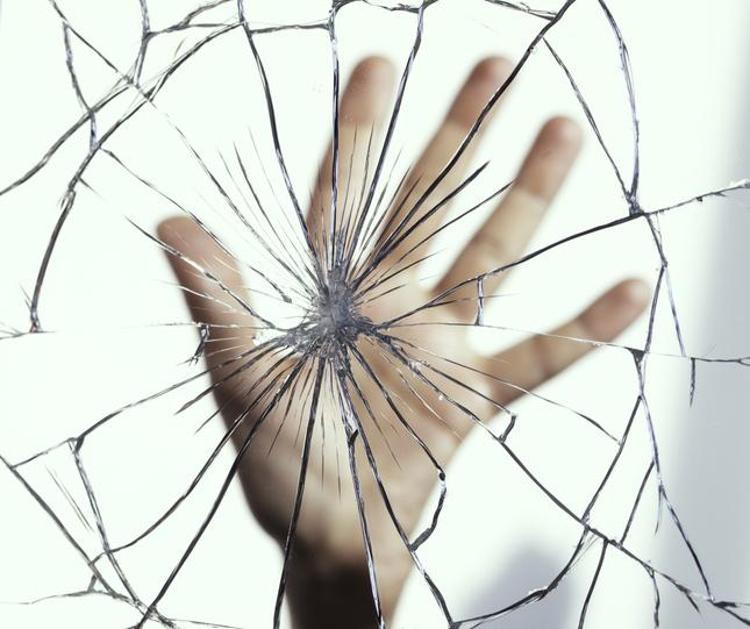 Kırık aynayı sakın evde tutmayın Sadece batıl inanç olmayabilir