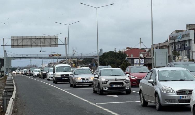 Tatil dönüşü İstanbul yolunda yoğunluk Saat 01.00e kadar kısıtlama geldi