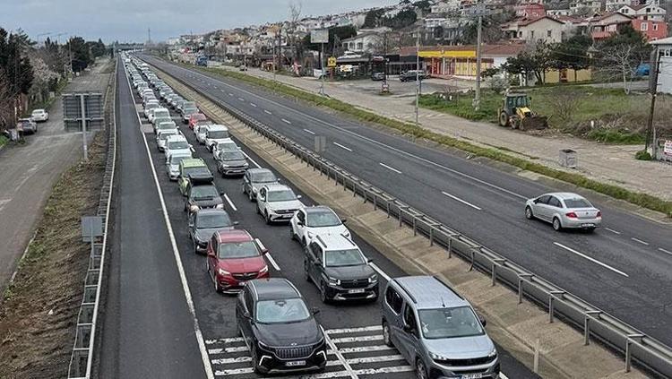 Tatil dönüşü İstanbul yolunda yoğunluk Saat 01.00e kadar kısıtlama geldi
