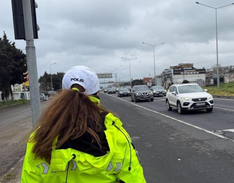 Tatil dönüşü İstanbul yolunda yoğunluk Saat 01.00e kadar kısıtlama geldi