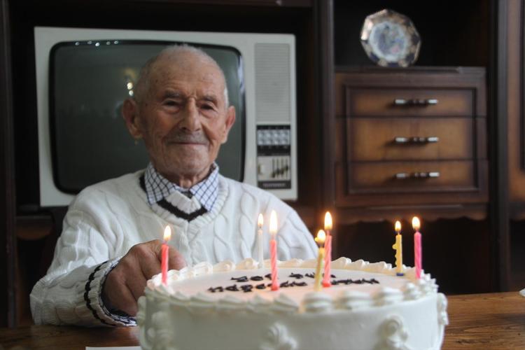 Asırlık çınar 102 yaşında Hüseyin Dededen gençlere taş çıkartan sağlık