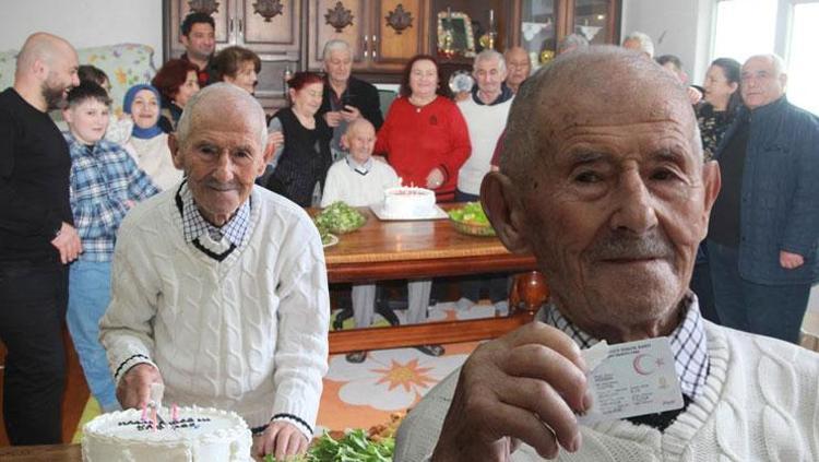 Asırlık çınar 102 yaşında Hüseyin Dededen gençlere taş çıkartan sağlık