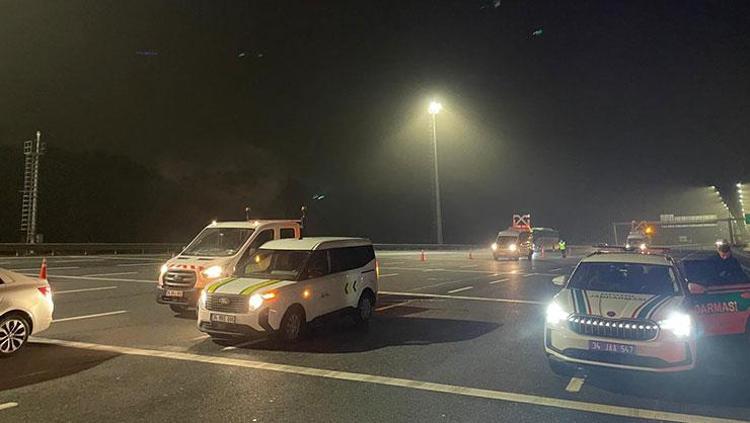 Pendik’te korkutan kaza: Gişelere çarpan otomobil takla attı
