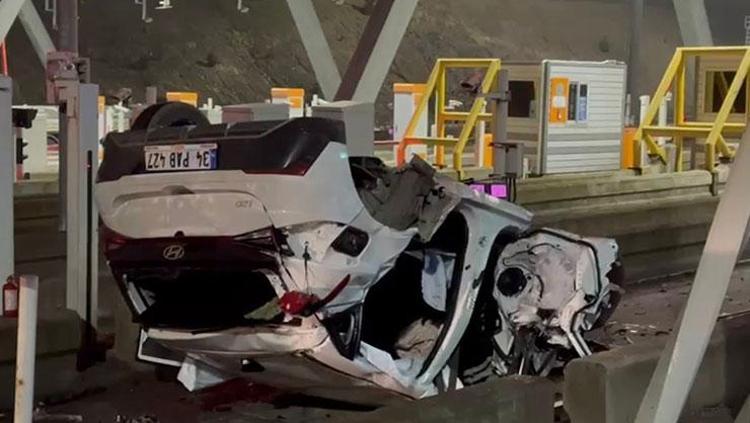 Pendik’te korkutan kaza: Gişelere çarpan otomobil takla attı