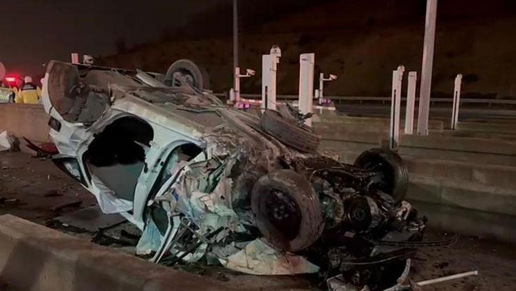 Pendik’te korkutan kaza: Gişelere çarpan otomobil takla attı