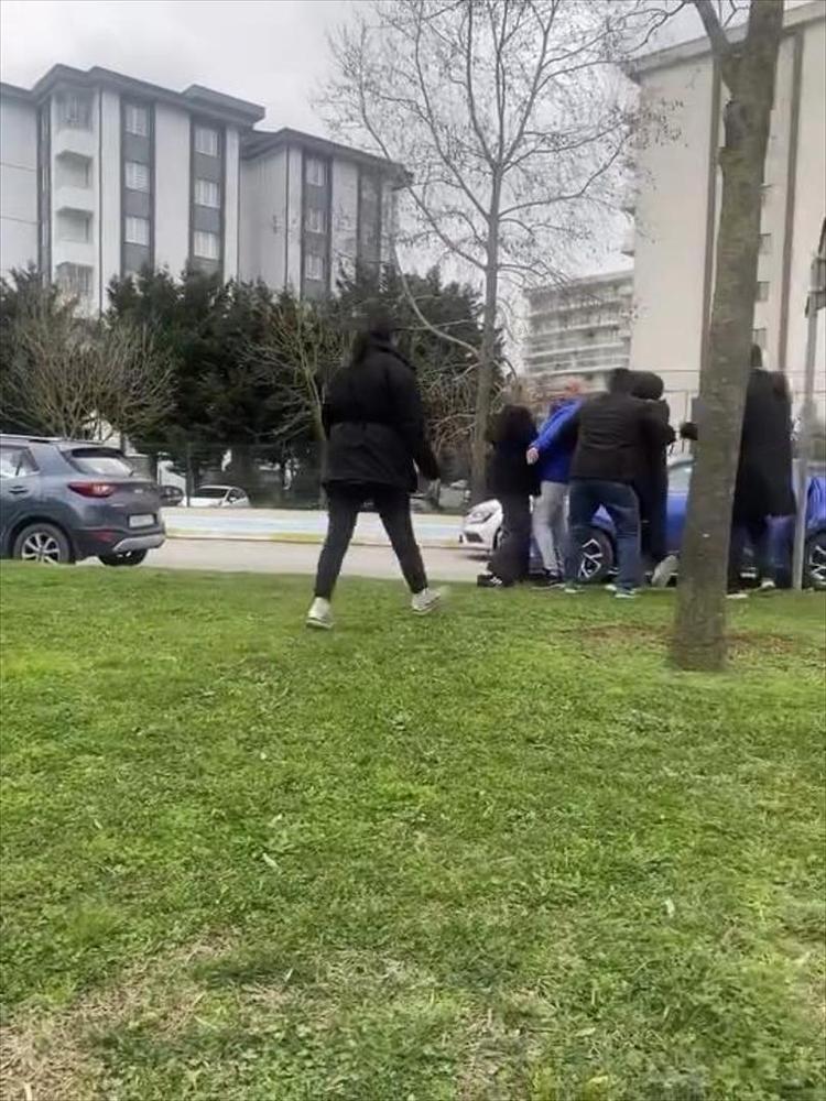 Pendik’te ‘ejderha kadınlar’ kavgası Çocukların gözü önünde birbirlerine girdiler