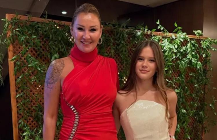 18 yıl sonra aynı sokaklarda Pınar Altuğ ve eşi Yağmur Atacandan romantik paylaşım