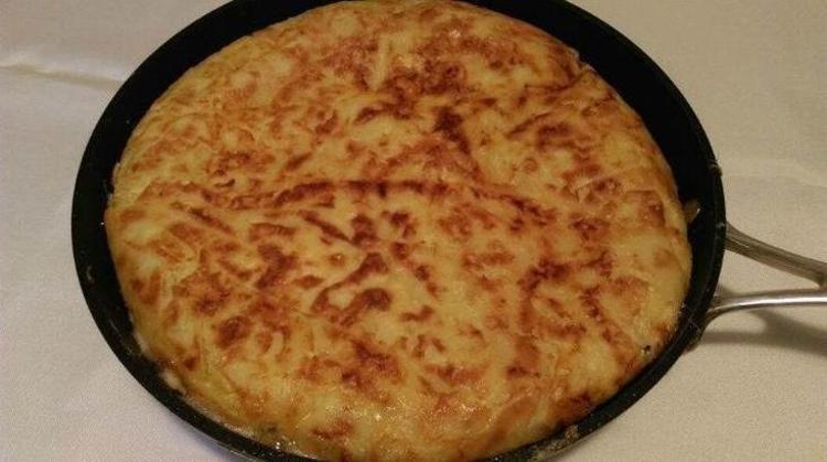 Hamur açma ve yoğurma derdi olmayan pratik tavada börek tarifi Dışı çıtır çıtır içi yumuşacık oluyor