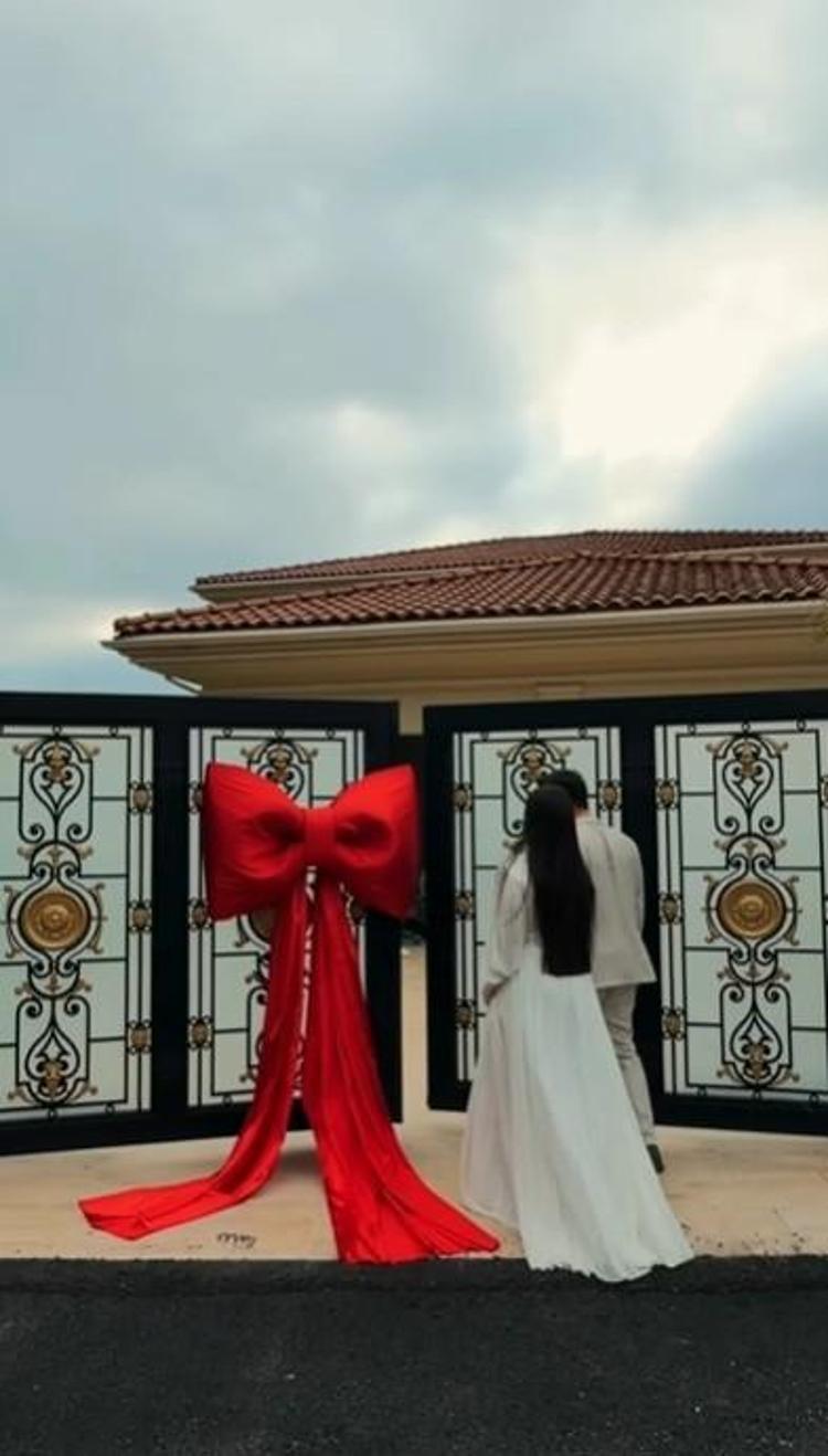 Lüks paylaşımlarıyla gündeme gelen fenomen Özlem Öz yeni malikanesini gösterdi