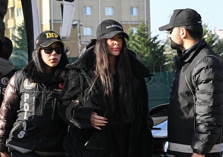 Yakalama kararı çıkartılmıştı Hande Erçel havalimanında gözaltına alındı