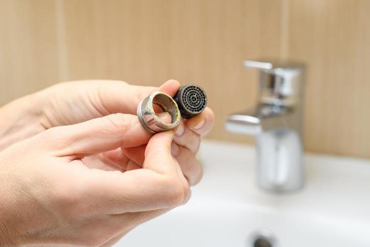 Sirke ve karbonatı unutun Taşlaşmış kireci 2 dakikada söküp atıyor: Musluklar ayna gibi parlayacak
