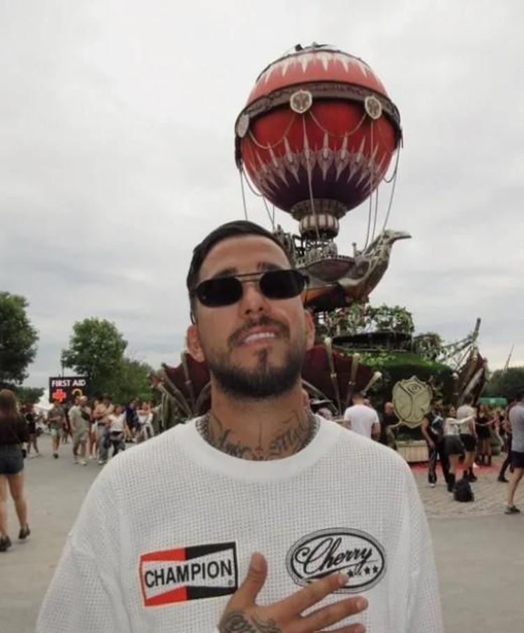 Aşklarını ilan etmişlerdi Ünlü DJ Mahmut Orhan Rus sevgilisini yanından ayırmıyor