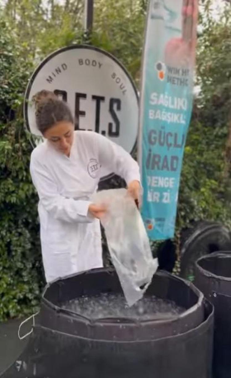 Dilan Çıtak buz dolu suya girerek meydan okudu Bugün bir delilik yaptım