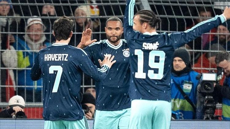Galatasarayın yıldızı Saneye şok tepki Almanyada yuhalandı