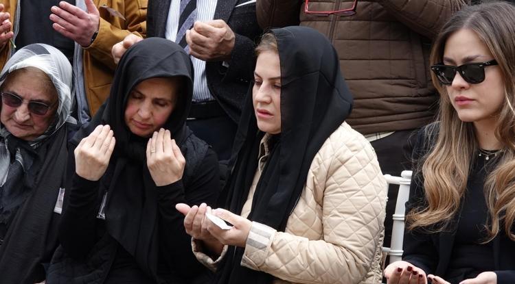 EŞİ GÖZYAŞLARINA BOĞULDU