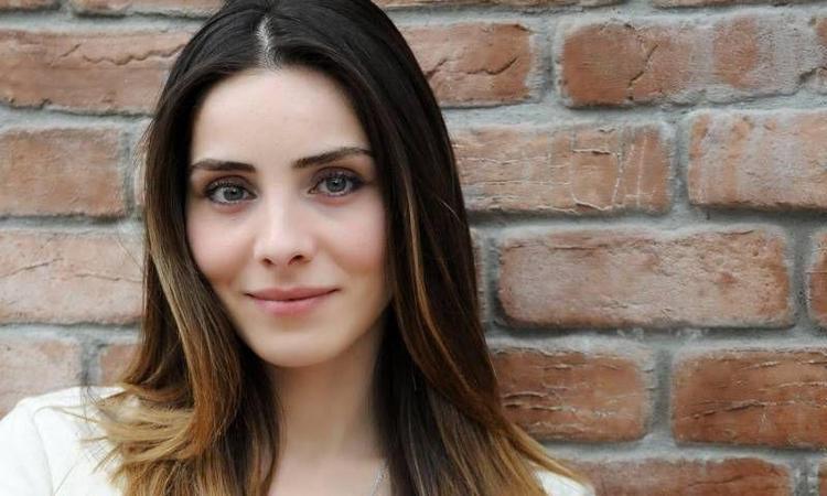 Nur Fettahoğlu, flaşlar patlayınca gerildi