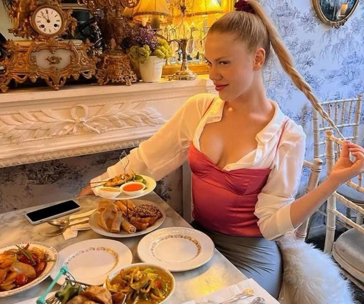 Londraya yerleşen Serel Yereli evlendi Ünlü isimler yalnız bırakmadı