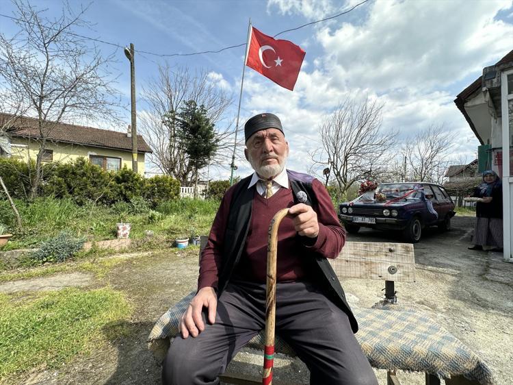 86 yaşındaki adamdan 55 yıllık eşine unutulmaz sürpriz Vatanımı, bayrağımı, eşimi çok seviyorum