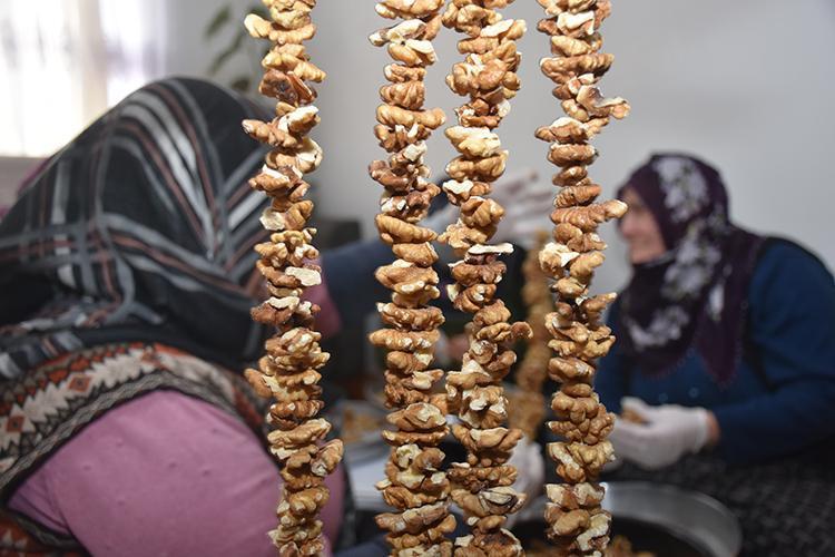 Hem leziz hem pratik cevizli sucuk tarifi Evde kolayca hazırlanıyor, lezzetiyle damak çatlatıyor