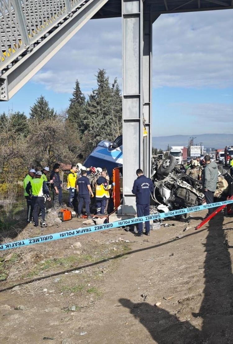 Ankarada katliam gibi kaza Özel halk otobüsü üst geçide çarptı: 5 ölü
