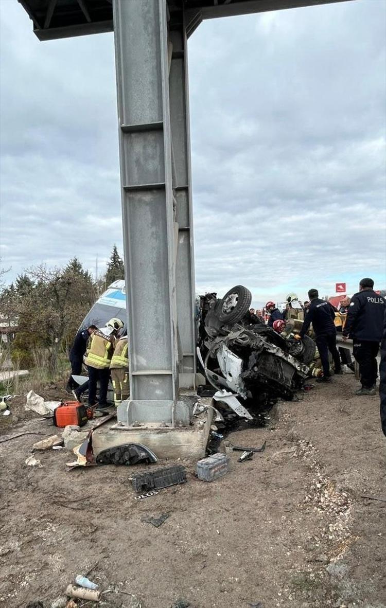 Ankarada katliam gibi kaza Özel halk otobüsü üst geçide çarptı: 5 ölü