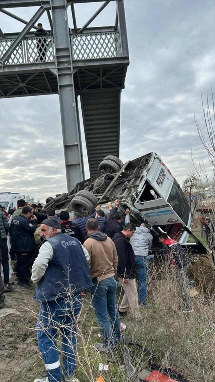 Ankarada katliam gibi kaza Özel halk otobüsü üst geçide çarptı: 5 ölü