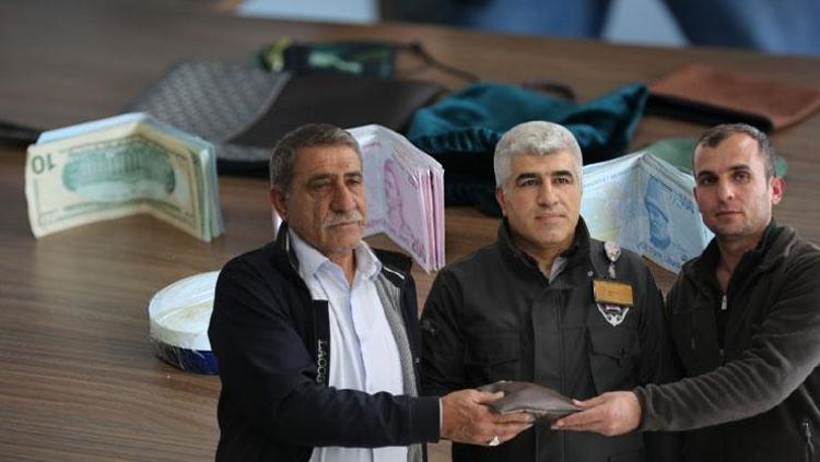 İçinde servet vardı Batmanda otobüste unutulan çanta sahibine ulaştırıldı