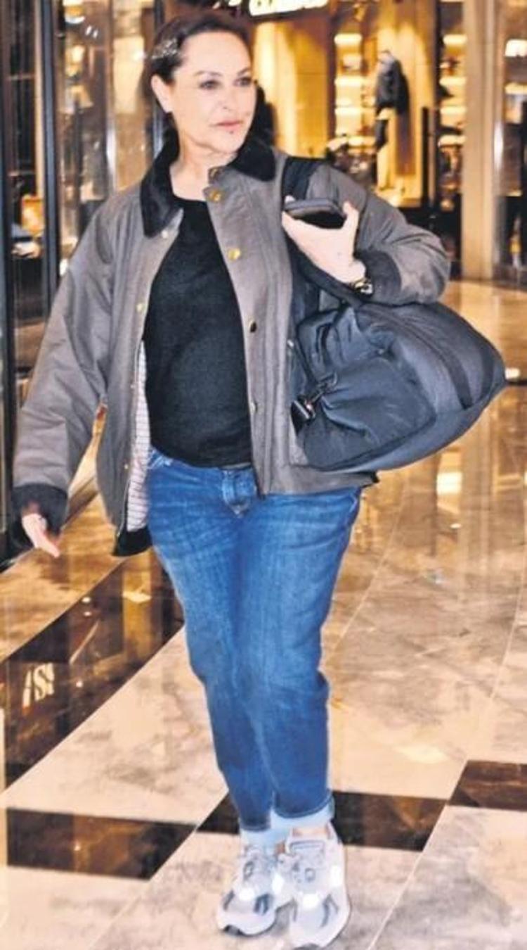 Hülya Avşar ve Zehra Çilingiroğlundan AVM çıkarması