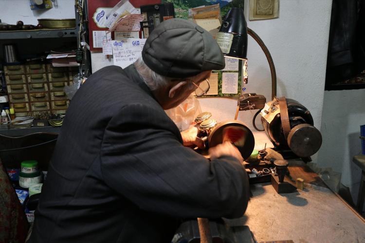 84 yaşındaki adam, 55 yıldır aynı azimle çalışıyor Sivaslı Celal amcanın ilham veren hikayesi