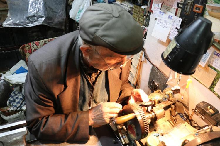 84 yaşındaki adam, 55 yıldır aynı azimle çalışıyor Sivaslı Celal amcanın ilham veren hikayesi