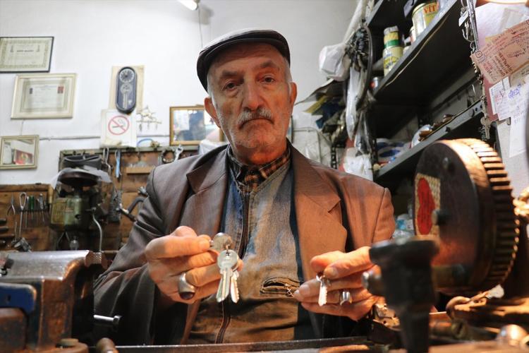 84 yaşındaki adam, 55 yıldır aynı azimle çalışıyor Sivaslı Celal amcanın ilham veren hikayesi